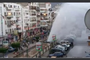 انفجار انبوب ضخ المياه في الشارع الرئيسي بالمعلا 