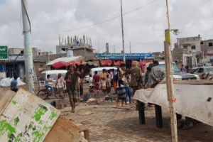 تلبية لشكاوى المواطنين..الحزام الامني ينفذ حملة أمنية لإزالة البسطات العشوائية في الممدارة