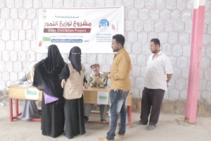 عدن..مؤسسة سدرة للاستجابة الإنسانية تنفذ مشروع توزيع التمور للفقراء.