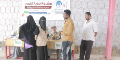 عدن..مؤسسة سدرة للاستجابة الإنسانية تنفذ مشروع توزيع التمور للفقراء.