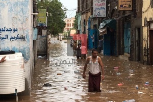ارتفاع منسوب المياه في عدن ومواطنين يطلقون هاشتاج عدن تغرق 