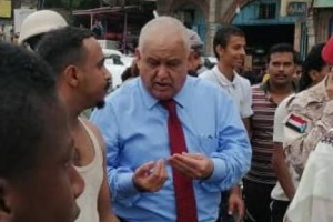 الدكتور الوالي يزور الصهاريج ويوجه بتوفير المساعدات اللازمة لأسر الشهداء وتوفير المأوى لمن فقد مسكنة اثناء السيول 