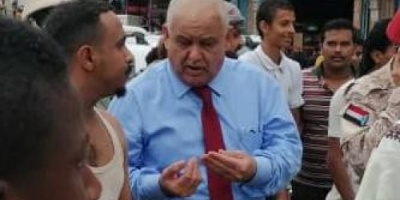 الدكتور الوالي يزور الصهاريج ويوجه بتوفير المساعدات اللازمة لأسر الشهداء وتوفير المأوى لمن فقد مسكنة اثناء السيول 