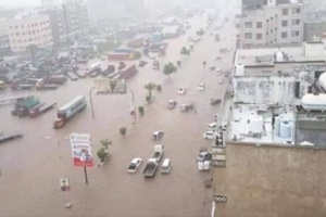 الصليب الأحمر"موسم الأمطار جلب البؤس للآلاف في العاصمة عدن.