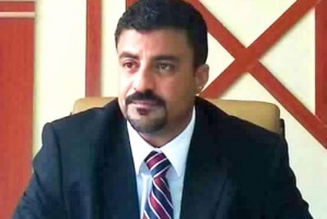 هاتفين بالسارق والفاسد .. أبناء عدن ينتفضون ضد فساد سالمين أثناء تفقده أضرار السيول 
