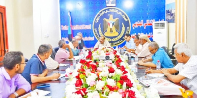 اللواء بن بريك يترأس اجتماعاً مشتركاً للجنة الإدارة الذاتية والفريق الاقتصادي للمجلس الانتقالي