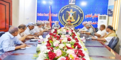 بن بريك يلتقي بعدد من وزراء الدفاع السابقين وأعضاء بالهيئة العسكرية الجنوبية 