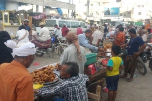 مواطنون بلحج لعدن تايم : تأمين قوت أولادنا أولى من حظر التجوال