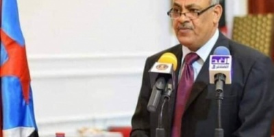 رئيس انتقالي حضرموت يجري اتصالا هاتفيا مع رئيس القيادة المحلية بسقطرى للاطلاع على مستجدات الاحداث فيها