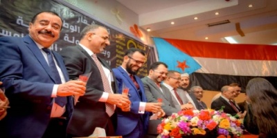كاتب صحفي : إعلان المجلس الانتقالي الادارة الذاتية "لايتعارض مع اتفاق الرياض بالمطلق"