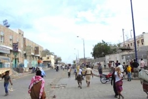 مسلح يفجر قنبلة يدوية بلحج ويصيب عدداً من الجنود..تفاصيل