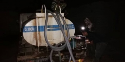 اللواء الاول مشاة يدشن توزيع المياه على الاسر المحتاجه بالممدارة 