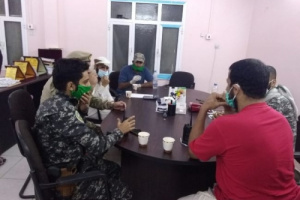 صرف معدات السلامة لموظفي قسم الحوادث والعزل الصحي بمستشفى الجمهورية 