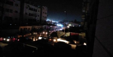 عدن.. الأمن يفرق حشودا في سوق قات المنصورة 