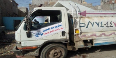 مؤسسة الأمناء الانسانية توزع خزانات مياه للأحياء الفقيرة بعدن.