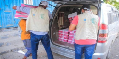 مركز الملك سلمان يوزع نحو ألفي كرتون تمور بعدن