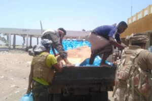 فاعل خير يتكفل بتقديم 3 آلاف قنينة مياه يومياً للقوات الجنوبية المرابطة في جبهات أبين
