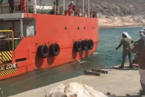باخرة المساعدات الإماراتية ترسو بميناء سقطرى