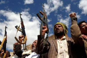 الحوثيون يعدمون قائدا عسكري اسيرا لديهم ويمثلون بجثته