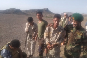  اركان اللواء العاشر صاعقة يتفقد الجنود المرابطين في مواقع الشرف والبطولة ويقدم لهم هدايا عيدية 