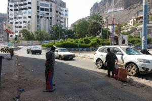 قيادات امنية تتفقد نقاط التفتيش بعدن