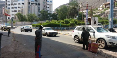 قيادات امنية تتفقد نقاط التفتيش بعدن
