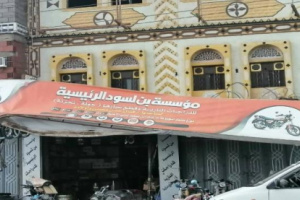  الرياح تقتلع واجهات محال في الحبيلين