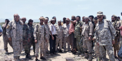 قائد المنطقة العسكرية الرابعة تفقد الخطوط الأمامية لجبهات محور الضالع.