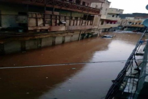 مياة الامطار تغرق حي كريتر بعدن