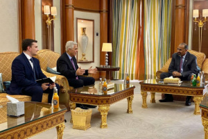 الرئيس القائد عيدروس الزُبيدي يستقبل السفير الروسي لدى اليمن