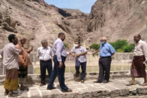 انتقالي العاصمة عدن يناقش مع مدير مؤسسة المياه آلية شفط مياه الأمطار الراكدة بالصهاريج وأضرار حي القطيع بكريتر.