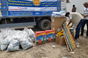 نفذتها مؤسسة السجين الوطنية.. نائب مدير أمن عدن يدشن مشروع تعزيز الأمن والحماية من فيروس كوفيد-19