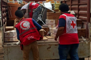 الصليب الاحمر يزود مستشفى الامل في عدن بمواد ايوائية