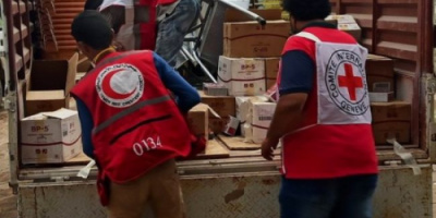 الصليب الاحمر يزود مستشفى الامل في عدن بمواد ايوائية