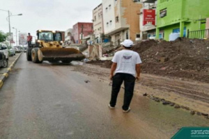 البرنامج السعودي لتنمية وإعمار اليمن يزيل مخلفات السيول بعدن