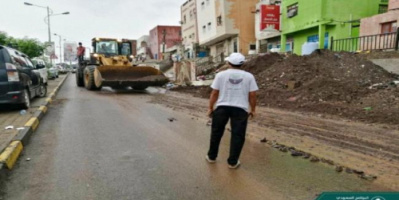 البرنامج السعودي لتنمية وإعمار اليمن يزيل مخلفات السيول بعدن