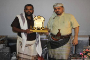   قيادة السلطة المحلية في المعلا تكرم الشيخ / مهدي العقربي نظير جهوده وإسهامه بتنفيذ حملة (لأجلك يا عدن)