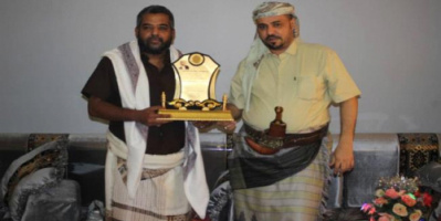   قيادة السلطة المحلية في المعلا تكرم الشيخ / مهدي العقربي نظير جهوده وإسهامه بتنفيذ حملة (لأجلك يا عدن)