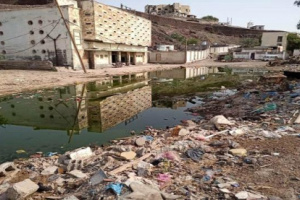 سكان منطقة حقات معاشيق يشكون مستنقعات مياه الامطار