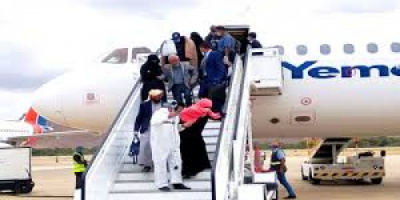 وصول اول رحلات العالقين في مصر واخضاعهم للفحوصات في مطار سيئون