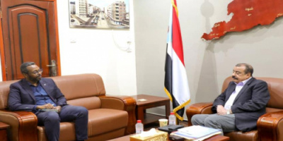   بن بريك يطالب "الصليب الأحمر" بإدانة تجنيد الشرعية للأطفال واقحامهم في معارك أبين