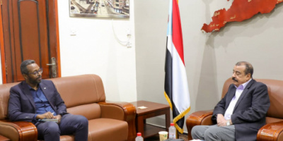 رئيس الإدارة الذاتية للجنوب يلتقي رئيس بعثة الصليب الأحمر