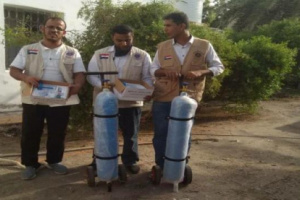 انتقالي خورمكسر يدشن توزيع أسطوانات أكسجين لعدد من مرضى المديرية