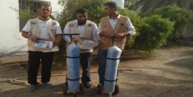 انتقالي خورمكسر يدشن توزيع أسطوانات أكسجين لعدد من مرضى المديرية