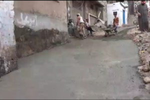 بدعم من قيادة ألوية العمالقة،، إصلاح الطريق المتضررة في حي الزيتون بالقلوعة بالعاصمة عدن
