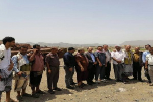 ممثلين عن الانتقالي يسلمون مساعدات غذائية للمرابطين في جبهة كرش