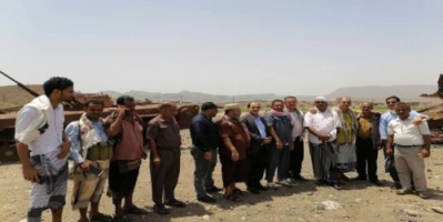 ممثلين عن الانتقالي يسلمون مساعدات غذائية للمرابطين في جبهة كرش