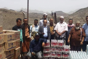 ممثلون عن الانتقالي يسلمون مساعدات غذائية المرابطين في جبهة كرش
