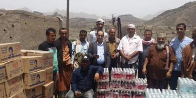 ممثلون عن الانتقالي يسلمون مساعدات غذائية المرابطين في جبهة كرش