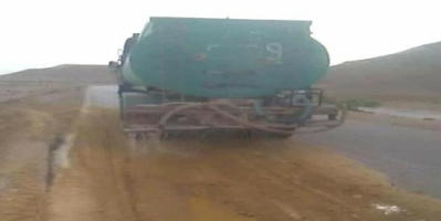 قوات النخبة تنفذ مبادرة خدمية لإصلاح طريق رأس حويرة والادواس